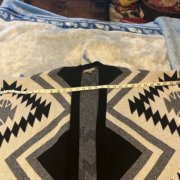 Neiman  Marcus the cashmere collection southwestern modern poncho - Picture 4 of 14